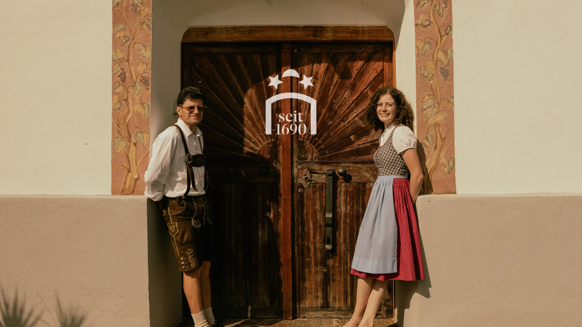 Lisa und Seppi vor dem Weinkeller